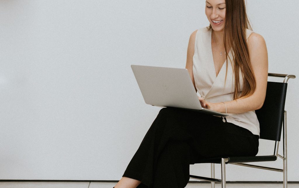 Seo marketing specialist with long hair smiling at computer